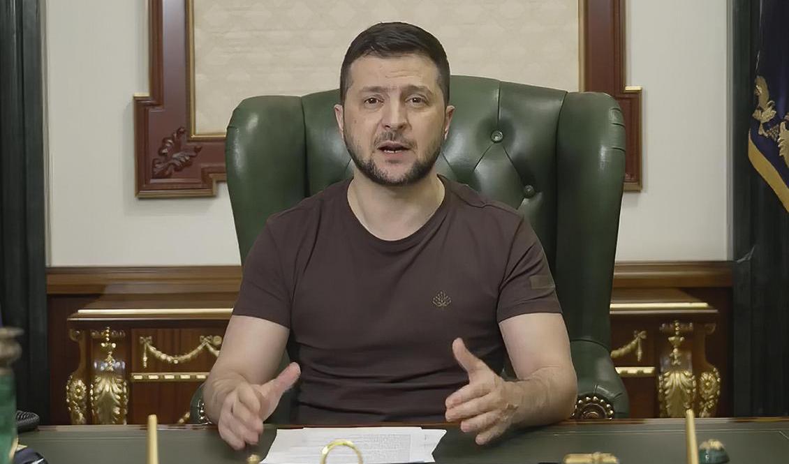 Ukrainas president Volodymyr Zelenskyj under sitt tal, tidigt på söndag morgon. Foto: Ukrainas presidentkontors pressavdelning/AP/TT