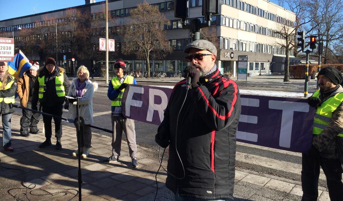 Johannes Haddad var en av de som talade vid manifestationen utanför SVT den 20 februari i Stockholm. Foto: Tony Lingefors