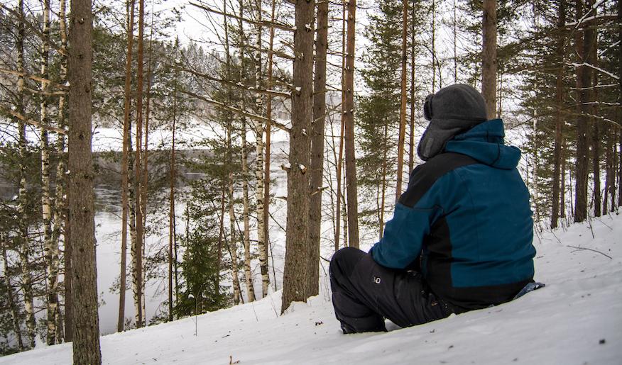 Jag sitter stilla och blickar ut över naturen. Det händer inte mycket och kanske är det just det som är syftet. Att träna hjärnan på att vara enkel. Foto: Eva Sagerfors