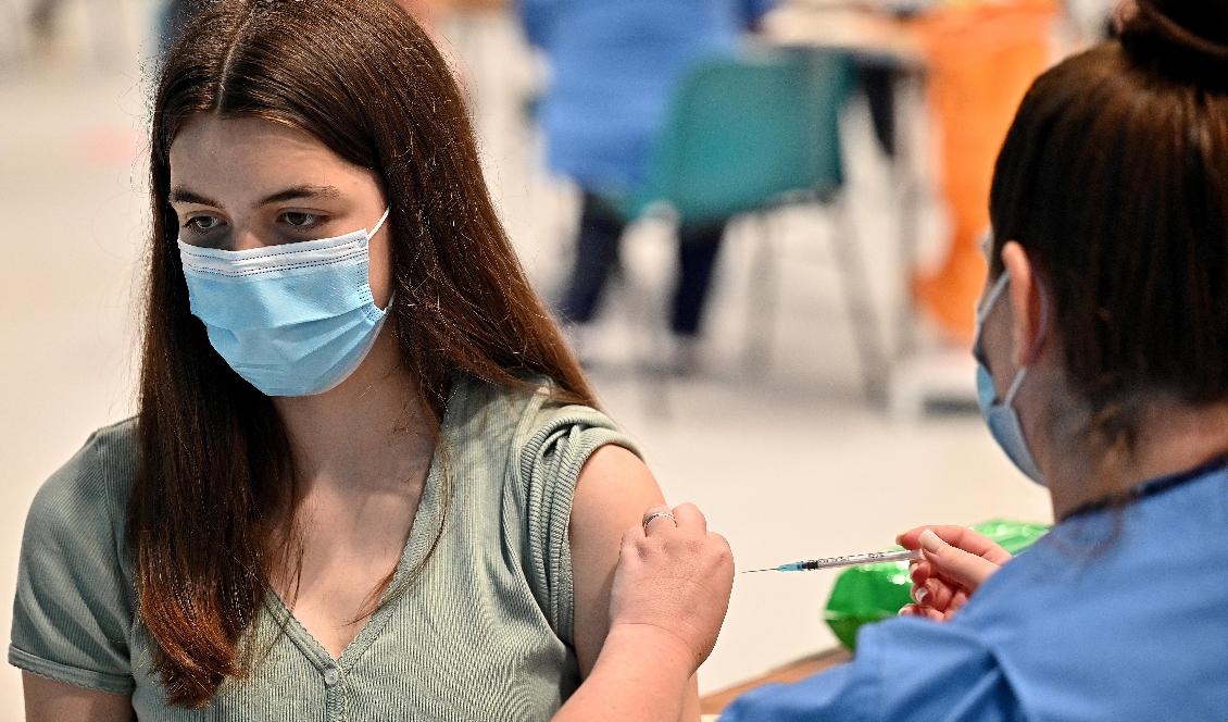 Många unga känner en social press att ta covidvaccinet. Personerna på bilden har ingen koppling till artikeln. Foto: Jeff J Mitchell/Getty Images