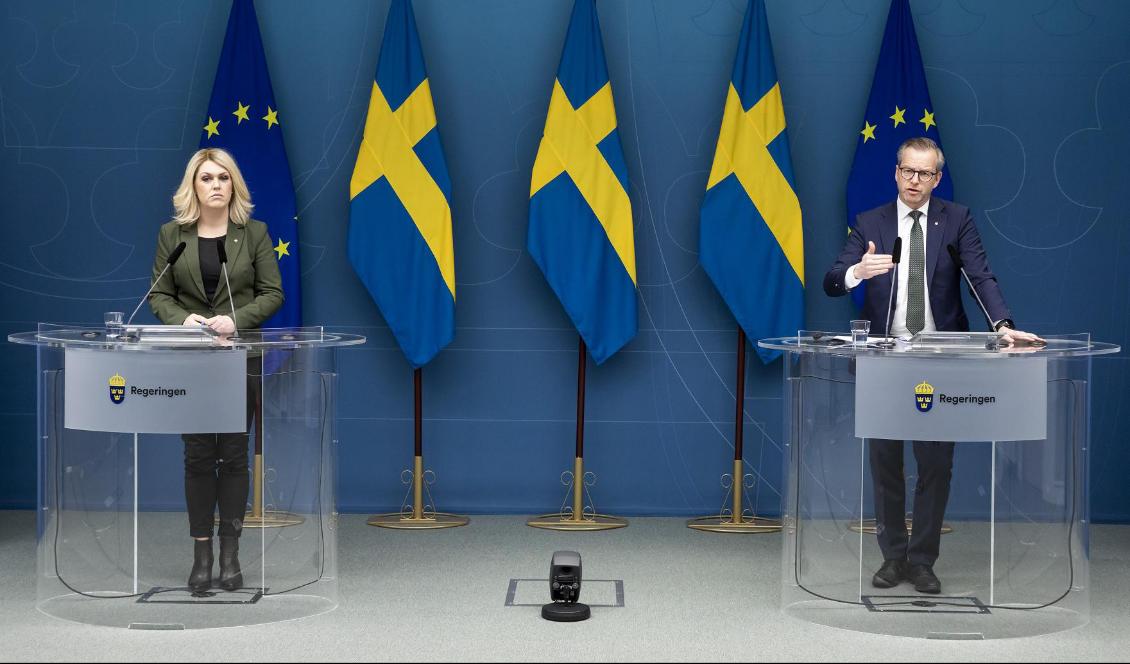 Socialminister Lena Hallengren (S) och finansminister Mikael Damberg (S) meddelar att vissa stödåtgärder kommer att ligga kvar när restriktioner tas bort. Foto: Ninni Andersson/Regeringskansliet