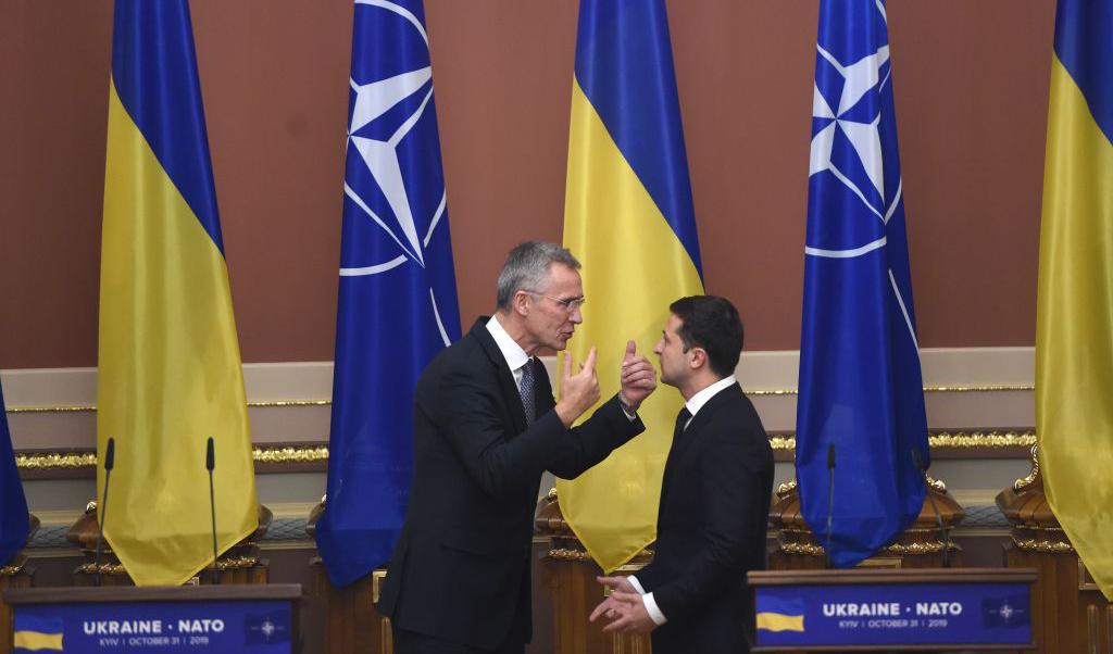 Ukrainas president Volodymyr Zelensky i en diskussion med Natos generalsekreterare Jens Stoltenberg i Kiev den 31 oktober 2019. Foto: Sergei Supinsky/AFP via Getty Images