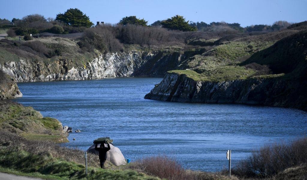 Bilden visar ett skyddat naturligt marint området i Treguennec, västra Frankrike där en stor fyndighet av litium har hittats under vattnet. Cirka 600 personen kom den 26 februari för att visa sitt motstånd mot ett eventuellt utnyttjande av fyndigheten. Foto: Fred Tanneau/AFP via Getty Images