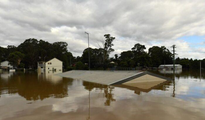 Hawkesburyfloden har stigit kraftigt och översvämmat byggnader i Windsor, en förort i närheten av Sydney i New South Wales, den 9 mars 2022. Foto:
Saeed Khan/AFP via Getty Images)