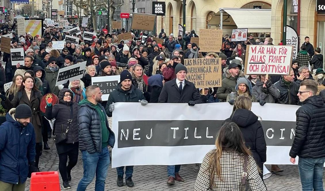 
Flera hundra personer protesterade mot vaccinpassen i Malmö den 12 februari 2022. Foto: Privat.                                            