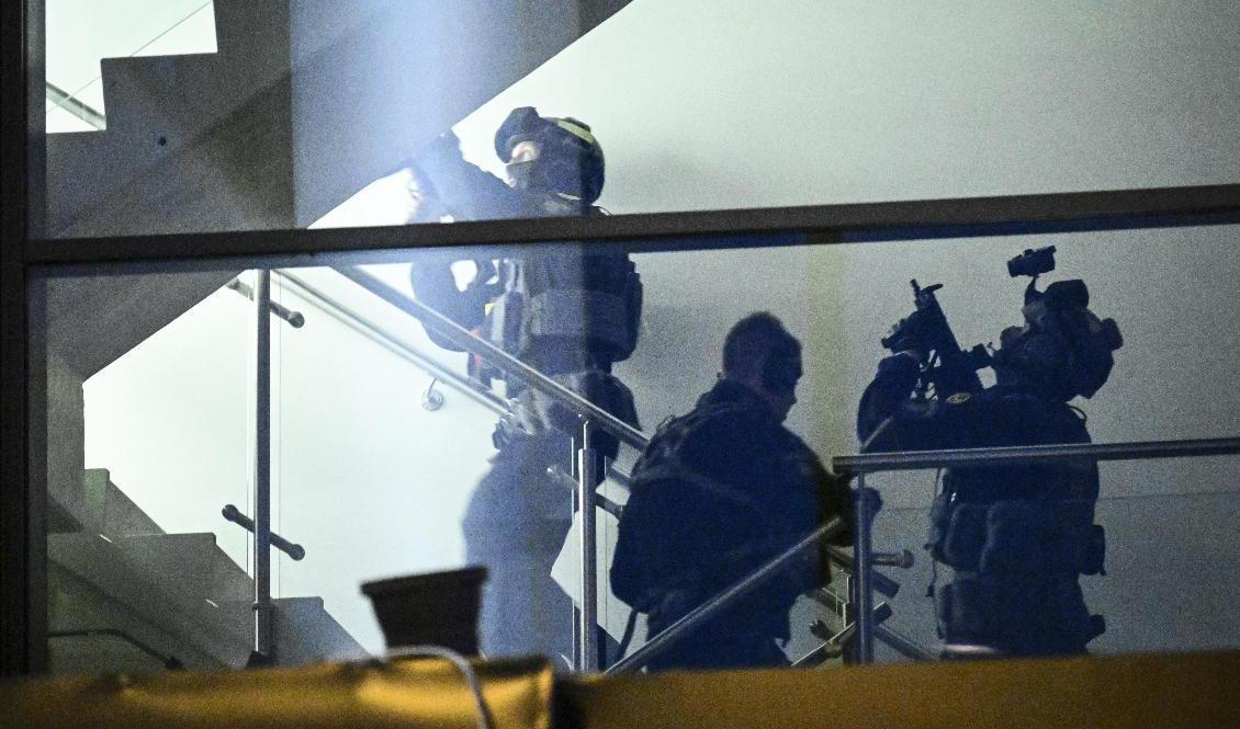 Poliser söker igenom gymnasieskolan i Malmö på måndagskvällen. Foto: Johan Nilsson/TT