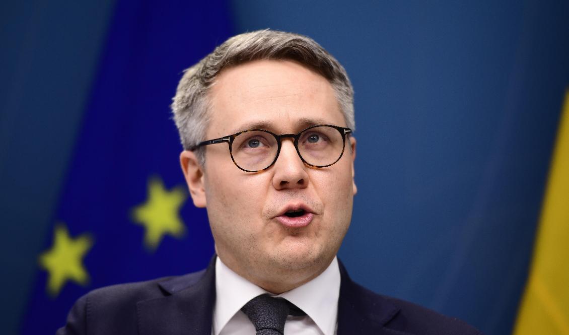 Bostadsminister Johan Danielsson (S) går vidare med ett lagförslag som ska bana väg för att snabbt ordna boende åt personer som flyr kriget i Ukraina. Arkivbild. Foto: Paul Wennerholm/TT