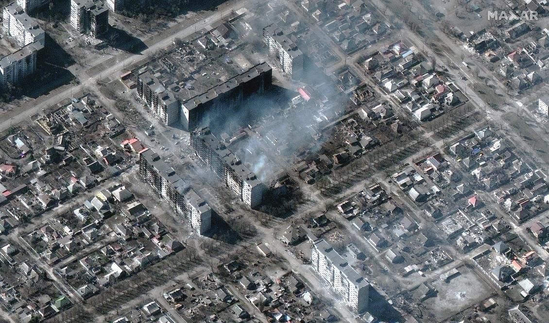 Brinnande och förstörda bostadshus i Mariupol i en satellitbild tagen på tisdagen. Foto: Maxar/TT