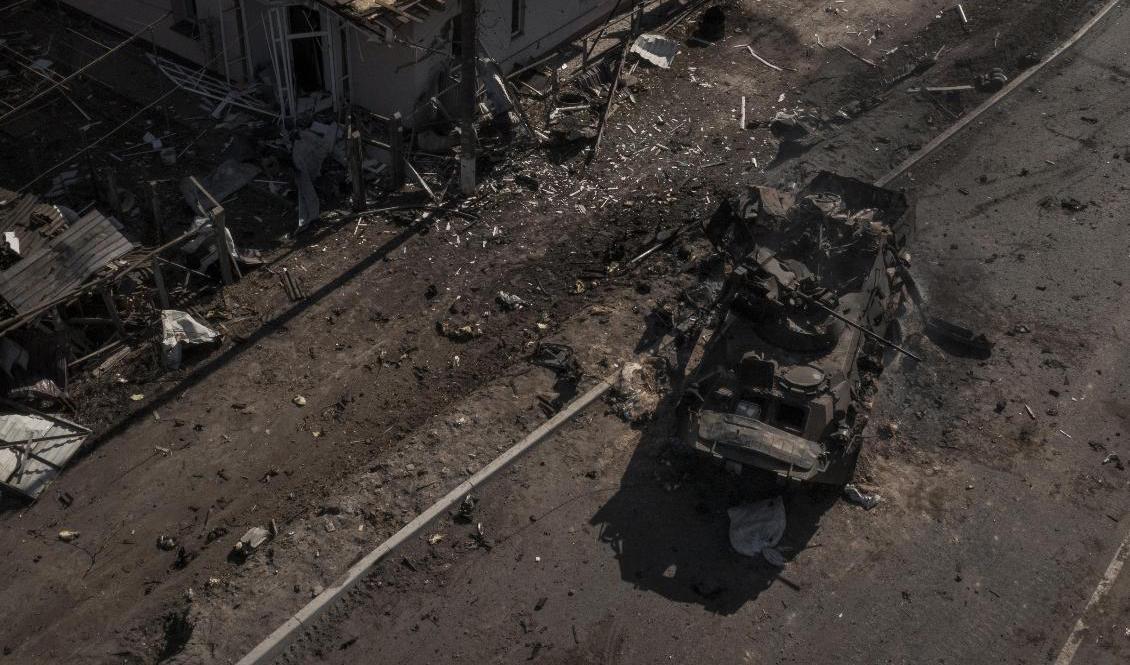 Ett utslaget ryskt stridsfordon har lämnats kvar vid Brovaryj, norr om Kiev. Arkivbild. Foto: Felipe Dana/AP/TT