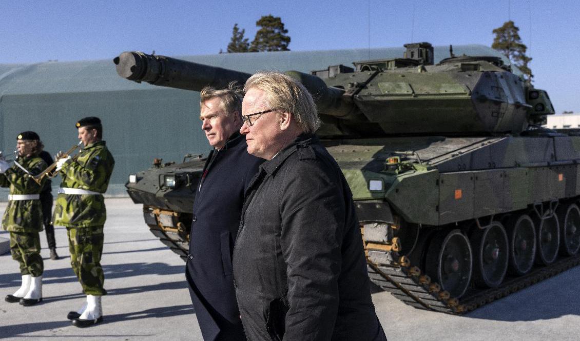 Försvarsminister Peter Hultqvist (S), här med Estlands försvarsminister Kalle Laanet, ber Försvarsmakten om en plan för när budgeten för det militära försvaret ska kunna nå 2 procent av BNP. Arkivbild. Foto: Karl Melander/TT