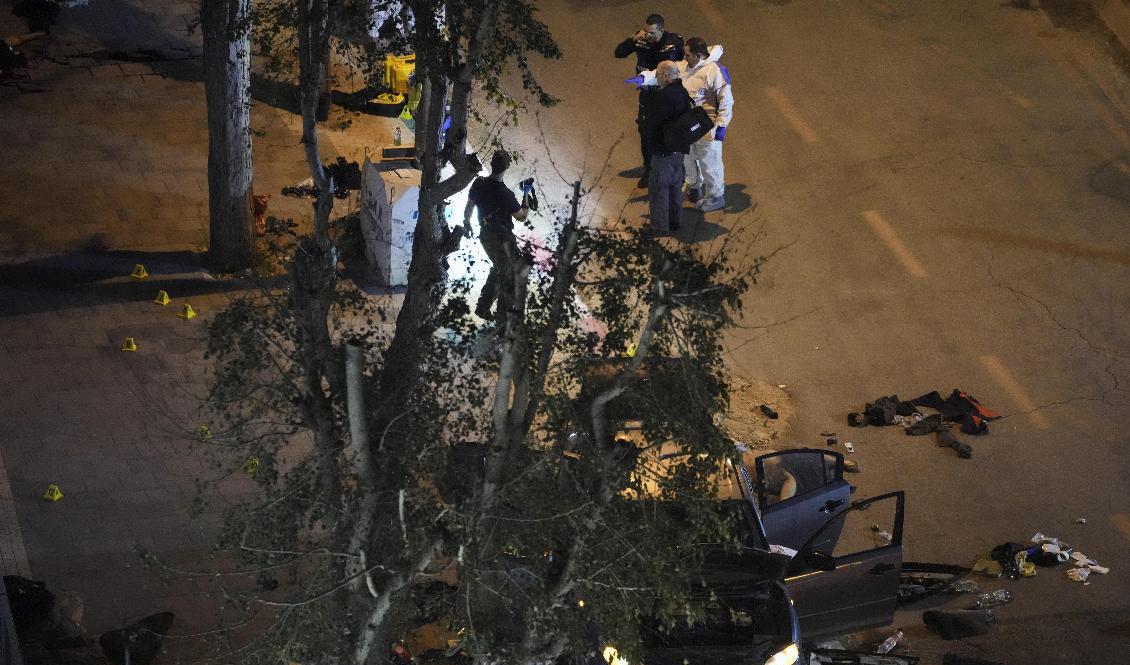 Israelisk polis undersöker platsen där två poliser sköts till döds i ett terrordåd i staden Hadera i norra Israel på söndagskvällen. Foto: Ariel Schalit/AP/TT