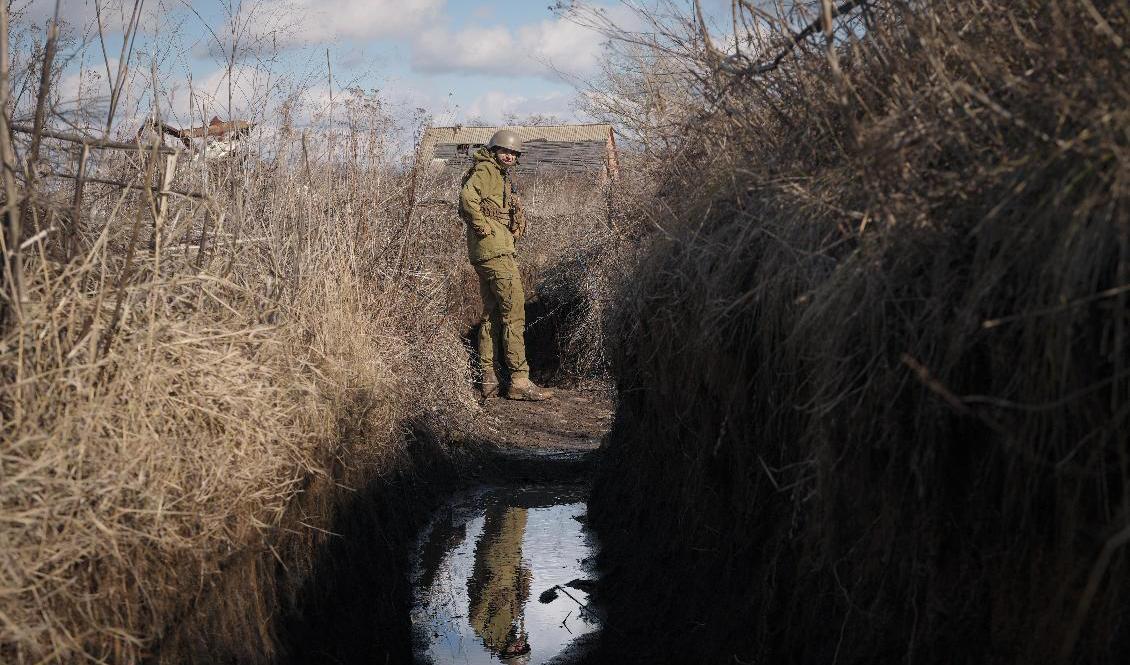 Ukraina lovar att utreda ett filmklipp som tycks visa hur ukrainska soldater skjuter ryska krigsfångar i knäna. Soldaten på bilden är inte involverad i det. Arkivbild. Foto: Vadim Ghirda/AP/TT