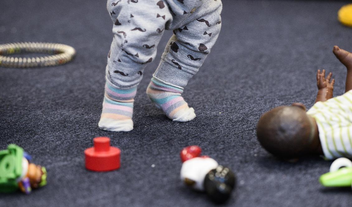 Med aktiverad civilplikt kan svenska medborgare mellan 16 och 65 år bli krigsplacerade i samhällsviktiga verksamheter, bland annat inom barnomsorg och sjukvård. Arkivbild. Foto: Pontus Lundahl/TT