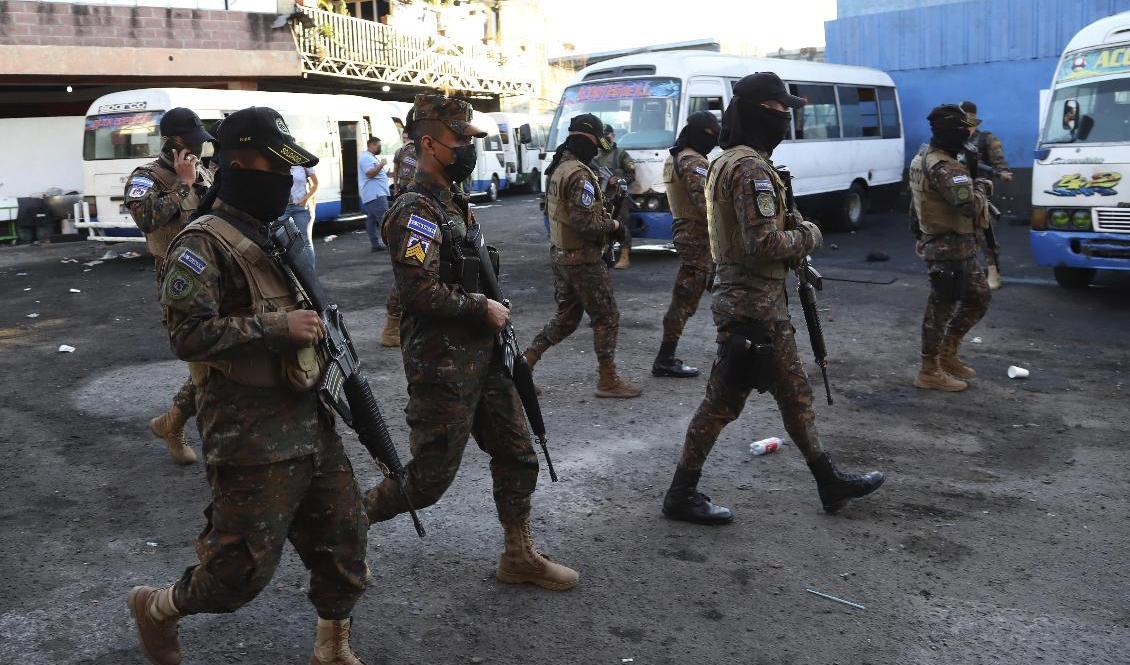 Soldater patrullerar utanför en bussterminal i huvudstaden San Salvador tidigare i mars. Arkivbild. Foto: Salvador Melendez/AP/TT