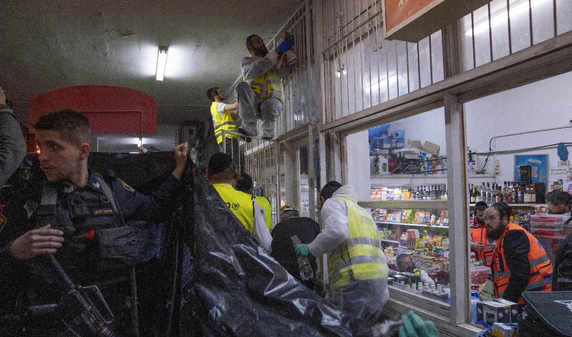 Personal och polis arbetar på platsen där en motorcykelförare öppnade eld i Bnei Brak öster om Tel Aviv på tisdagen. Foto: Oded Balilty/AP/TT