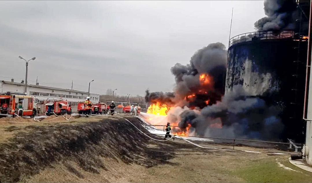 Bilder från ryska myndigheter visar en storbrand vid en oljedepå i Belgorod, Ryssland på fredagen. Foto: Ryska myndigheter via AP/TT