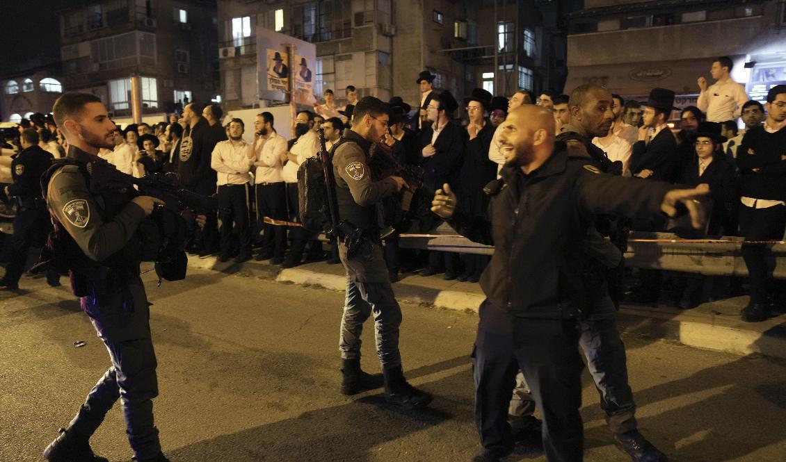 Oroligheter har flammat upp i Israel inför fastemånaden ramadan. I tisdags kväll sköts fem personer till döds i staden Bnei Brak. Arkivbild. Foto: Oded Balilty/AP/TT