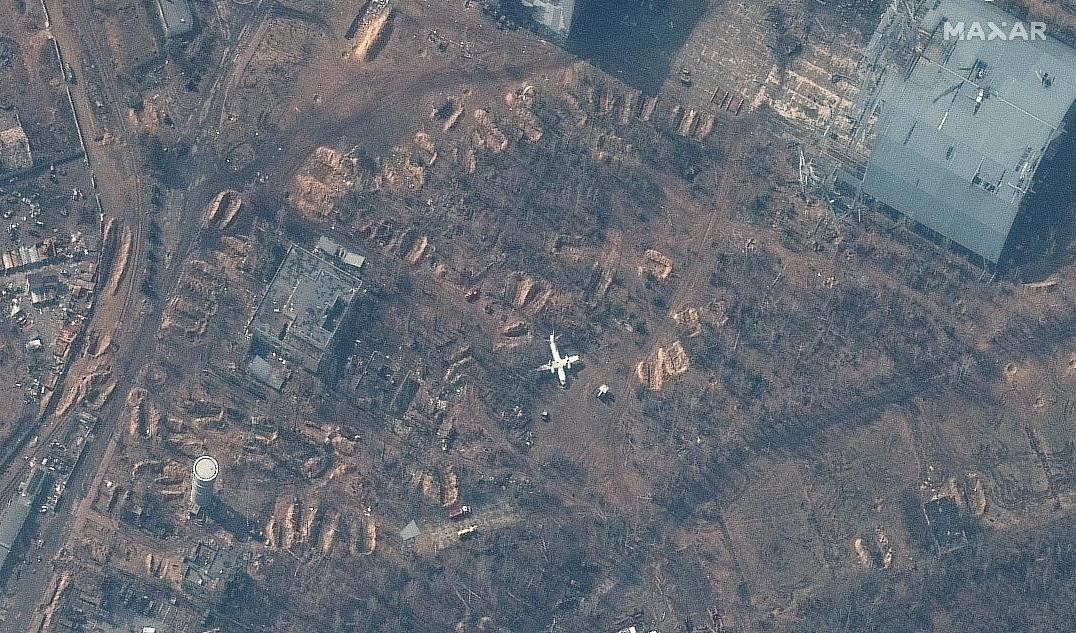 En satellitbild visar ryskt tillbakadragande från flygplatsen i Hostomel, norr om Kiev. Foto: Maxar Technologies/AP/TT