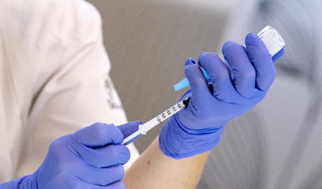 Runt hälften av alla som är 80 år eller äldre har hunnit få sin fjärde dos, enligt FHM. Arkivbild. Foto: Johan Nilsson/TT