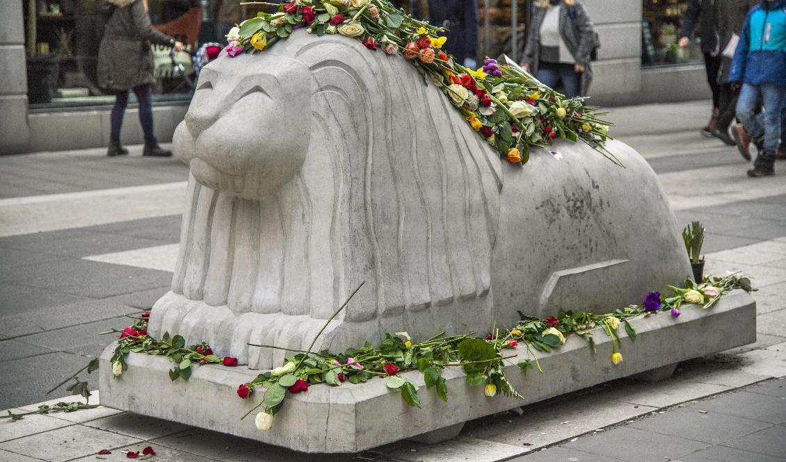 Stockholmare lade ner blommor vid Åhléns City, stenlejonen och på trappan vid Sergels torg på årsdagen av terrordådet 7 april 2017 på Drottninggatan i Stockholm. Arkivbild. Foto: Claudio Bresciani/TT