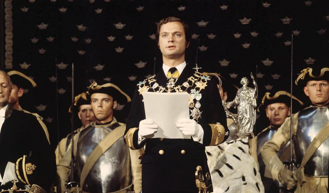 Kung Carl XVI Gustaf blev formellt Sveriges statschef den 19 september 1973 när han höll sitt trontal för representanter för Sveriges folk i rikssalen på Stockholms slott. Men han övertog tronen fyra dagar tidigare, den 15 september, när den tidigare kungen Gustaf VI Adolf dog. Arkivbild. Foto: Jan Collsiö/TT
