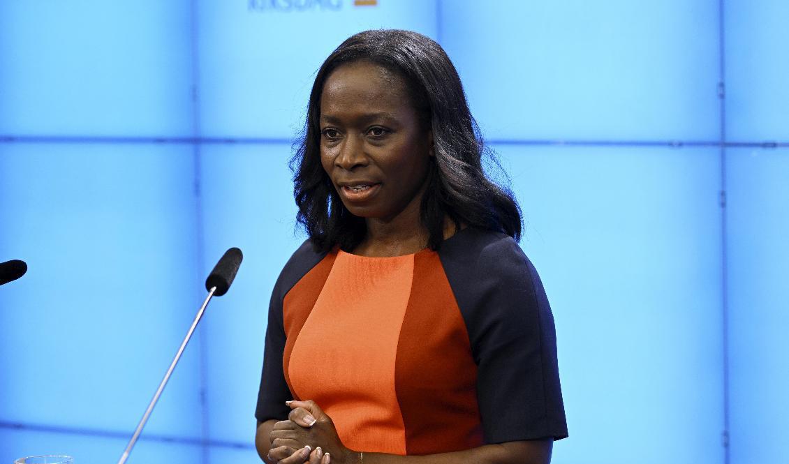 Liberalernas partiledare Nyamko Sabuni (L) meddelar att hon avgår. Foto: Henrik Montgomery/TT
