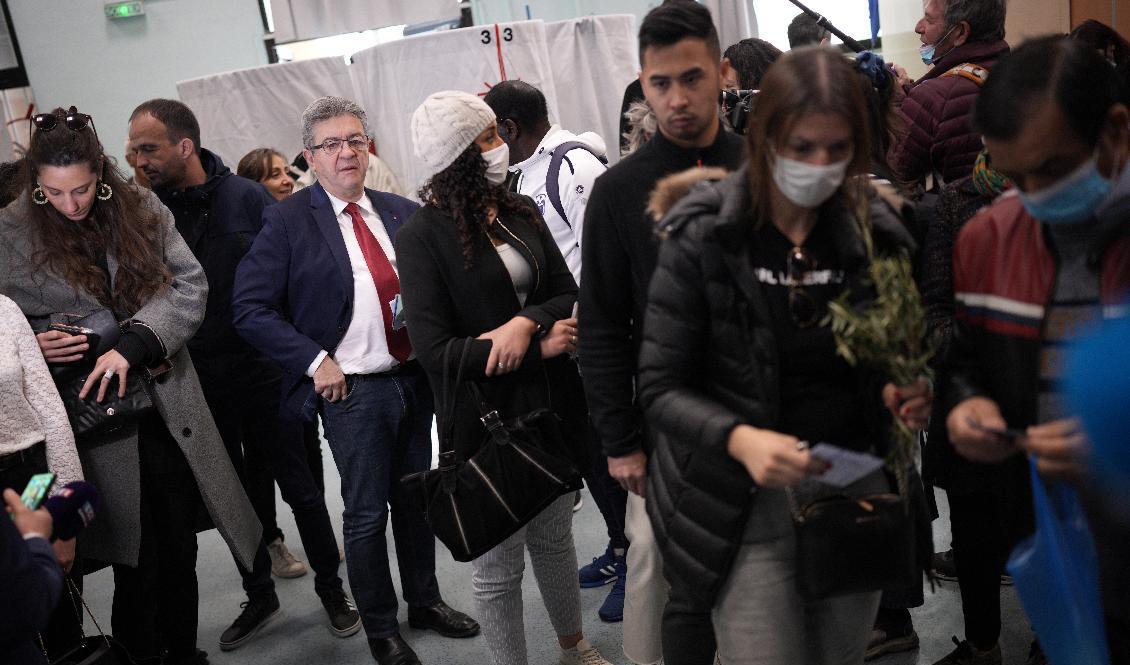 Vänsterledaren Jean-Luc Mélenchon i kö för att rösta i Marseille. 70-åringen går till val på att höja minimilöner, sänka pensionsåldern och lämna Nato. Foto: Daniel Cole/AP/TT