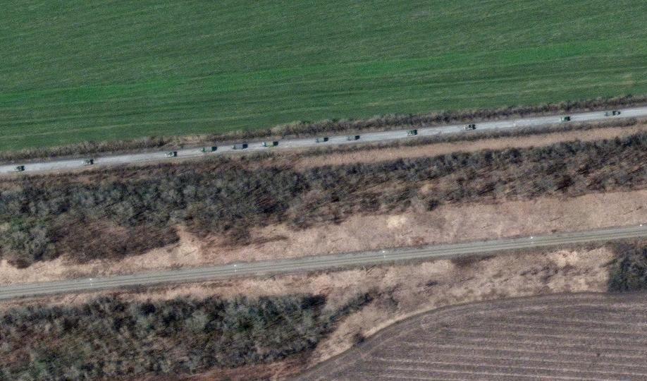 Konvojen innehåller såväl bepansrade fordon som lastbilar med artilleri, enligt satellitföretaget. Foto: Maxar via AP/TT