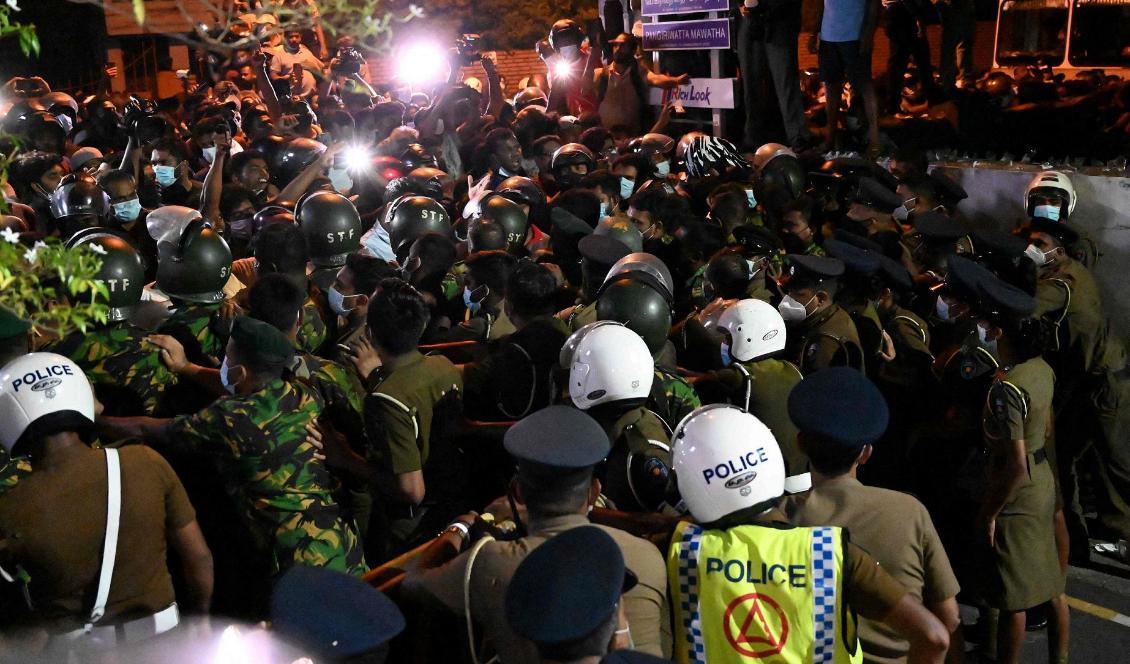 Sammandrabbningar mellan polis och demonstranter i närheten av president Gotabaya Rajapaksas residens i Sri Lankas huvudstad Colombo. Foto: Ishara S. Kodikara/AFP/TT