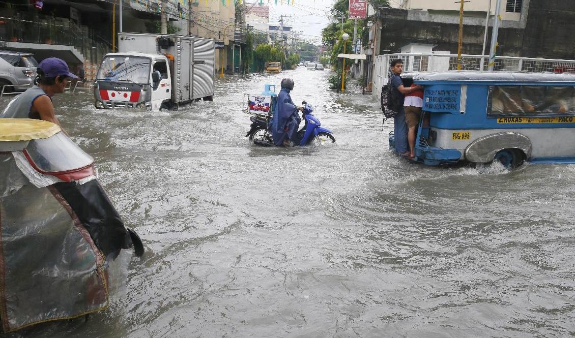 Översvämningar i Filippinernas huvudstad Manila efter kraftiga monsunregn 2018. Arkivbild. Foto: Bullit Marquez/AP/TT