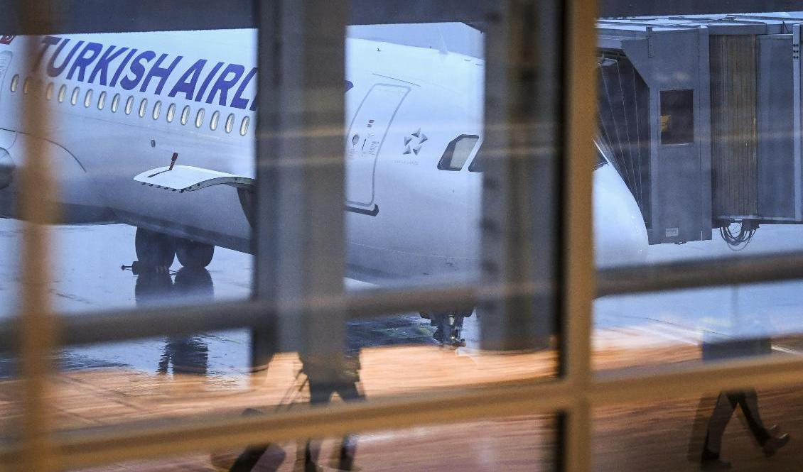 IS-kvinnan och hennes två barn som utvisats från självstyret i nordöstra Syrien landade på Arlanda i oktober. Foto: Fredrik Sandberg/TT