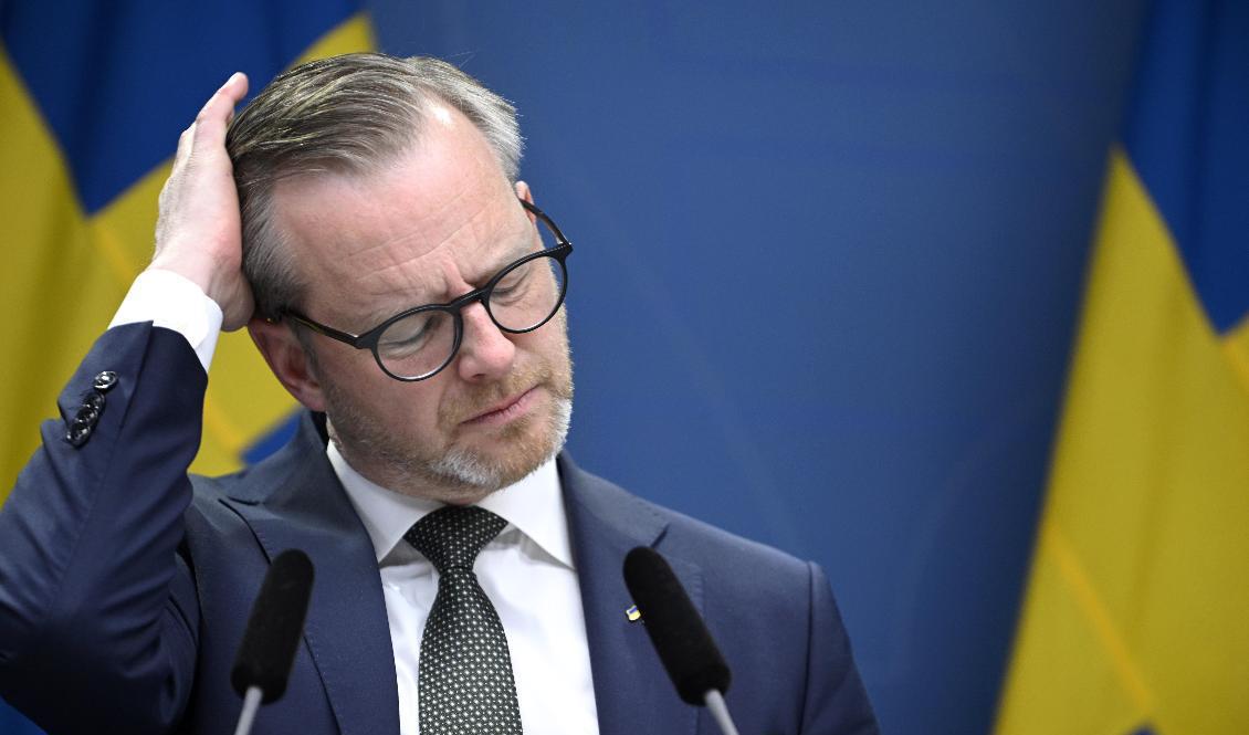 Prisökningar på el, drivmedel och mat ökar på inflationen och kan ge även finansminister Mikael Damberg (S) problem. Foto: Anders Wiklund/TT