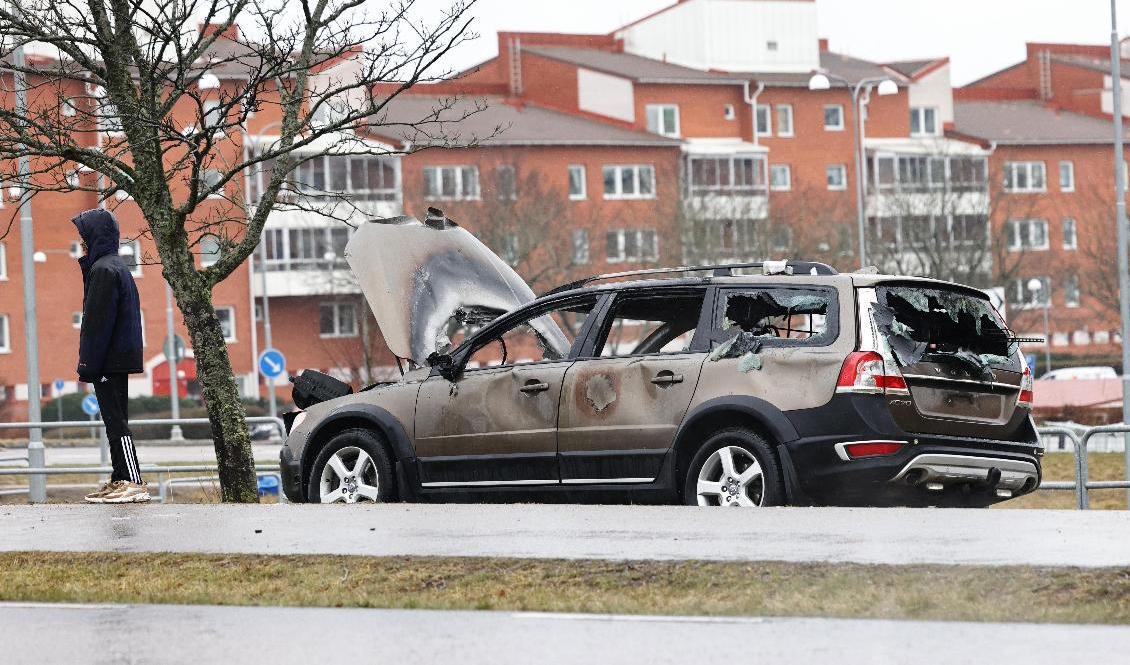 En utbränd bil efter vandaliseringar i samband med en demonstration i stadsdelen Skäggetorp i Linköping på torsdagen. Foto: Stefan Jerrevång/TT