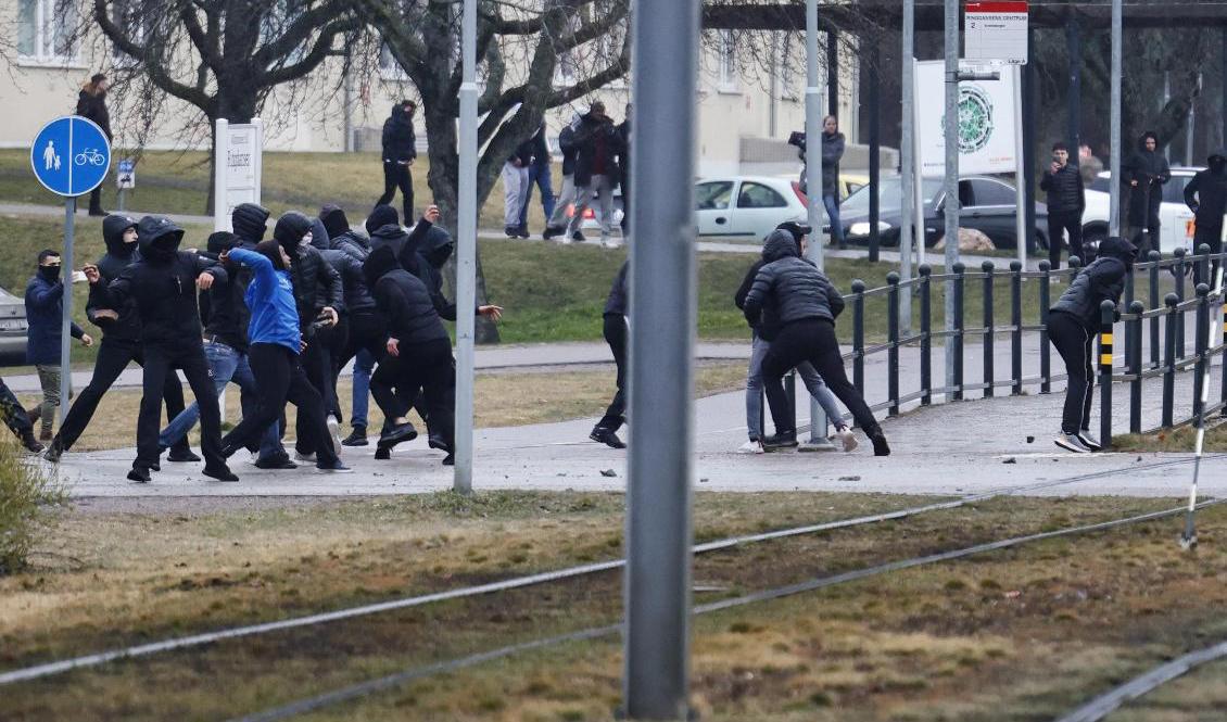 Stenkastning i Navestad i Norrköping på torsdagskvällen. Oroligheterna utlöstes av att högerextremisten Rasmus Paludan har fått tillstånd att hålla en allmän sammankomst. Foto: Stefan Jerrevång/TT