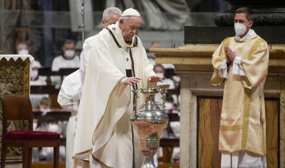 Påve Franciskus i samband med mässan i St Peterskyrkan Vatikanen på skärtorsdagen. Foto: Gregorio Borgia/AP/TT