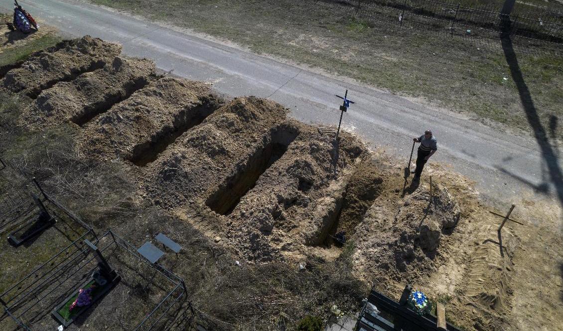 Döda begravs i ukrainska Butja. Foto: Rodrigo Abd/AP/TT