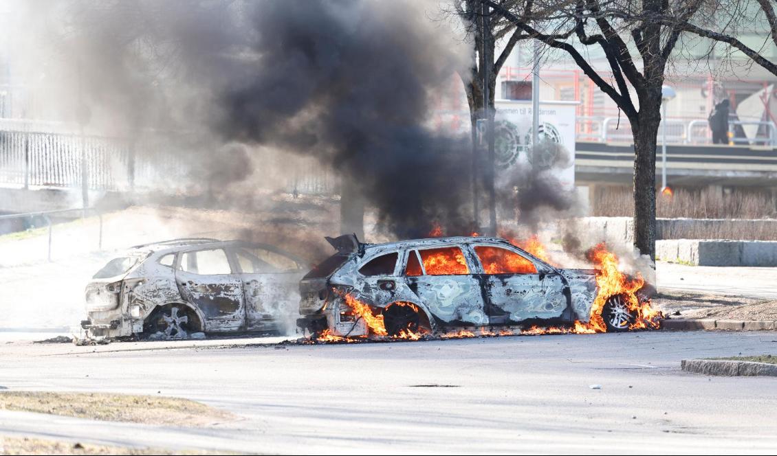 Bilbränder i Norrköping på påskdagen. Foto: Stefan Jerrevång/TT
