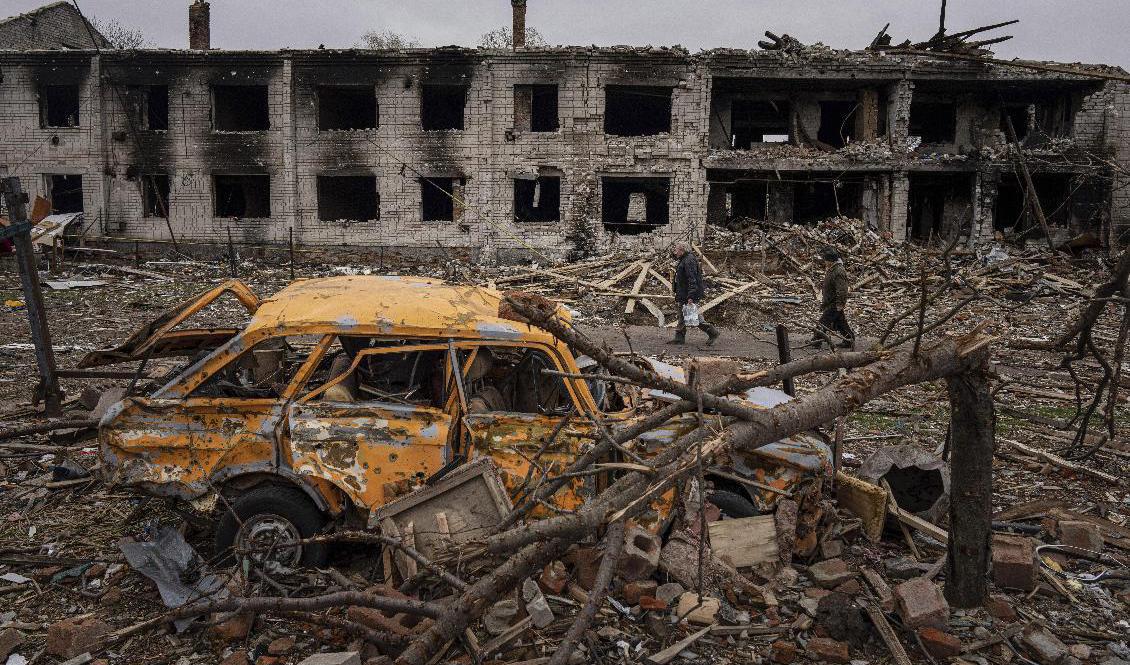 Förödelse i Tjernihiv i Ukraina, i en bild tagen den 13:e april. Foto: Evgeniy Maloletka/AP/TT