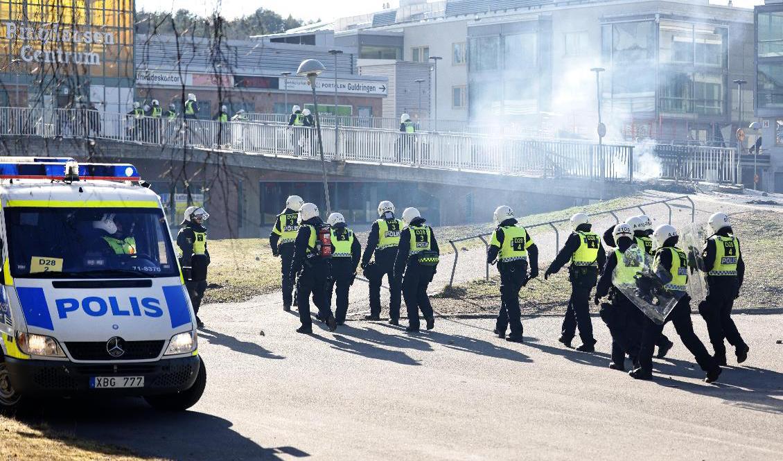 Norrköping i söndags – där tre personer skottskadades i samband med en polisinsats. Foto: Stefan Jerrevång/TT