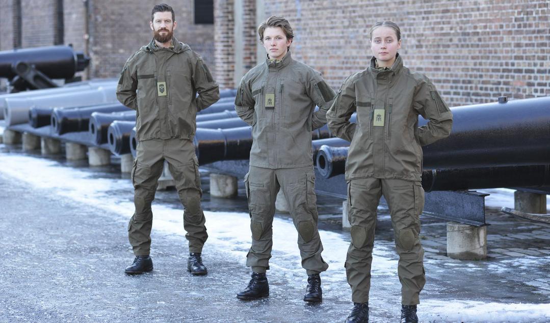 Tre exemplar av den nya nordiska stridsuniformen. Pressbild. Foto: Försvarets materielverk, FMV