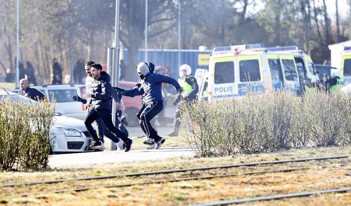 Det finns en särskild taktik som polisen kan använda vid bland annat demonstrationer som de i påskhelgen. Men taktiken, som ska minska risken för konflikter, finns inte i hela landet. Bild från upplopp i Navestad i Norrköping på påskdagen. Foto: Stefan Jerrevång/TT