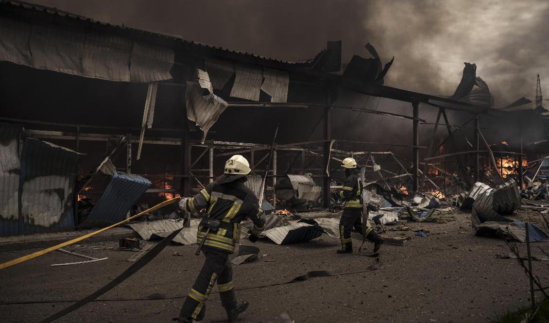 En brand i Charkiv på lördagen. Foto: Felipe Dana/AP/TT