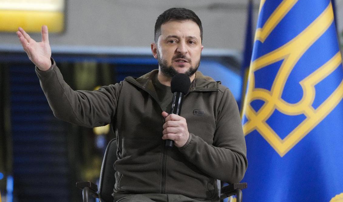 President Volodymyr Zelenskyj på pressträffen i en tunnelbanestation. Foto: Efrem Lukatsky/AP/TT