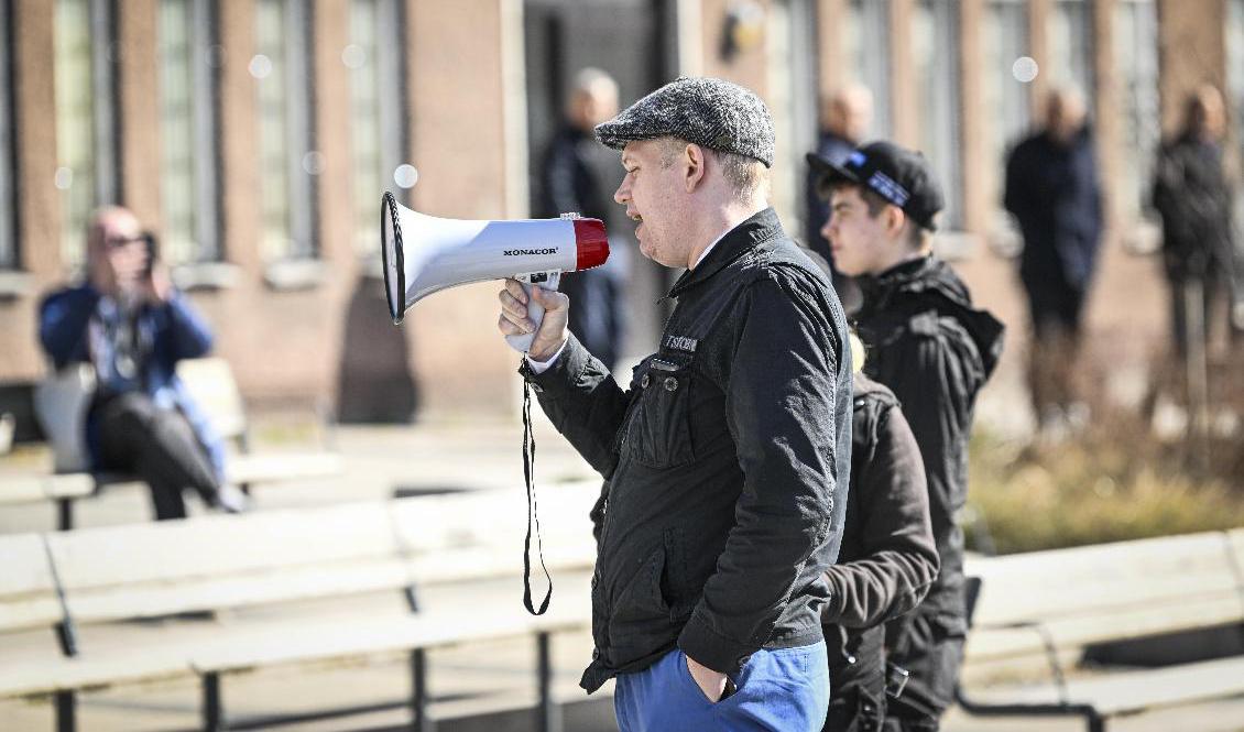 Rasmus Paludan, partiledare för det högerextrema partiet Stram kurs, vid ett möte i Rinkeby i Stockholm på långfredagen. Foto: Henrik Montgomery/TT