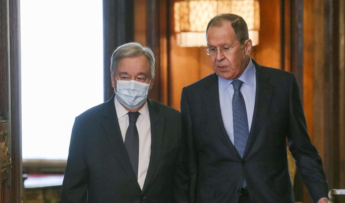 FN:s generalsekreterare António Guterres och Rysslands utrikesminister Sergej Lavrov möttes i Moskva under tisdagen. Foto: Maxim Shipenkov/AP/TT