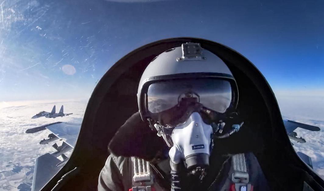 En rysk stridspilot som sägs flyga över Belarus under en övning i början av februari. Bilden kommer från det ryska försvarsdepartementet. Arkivbild. Foto: AP/TT