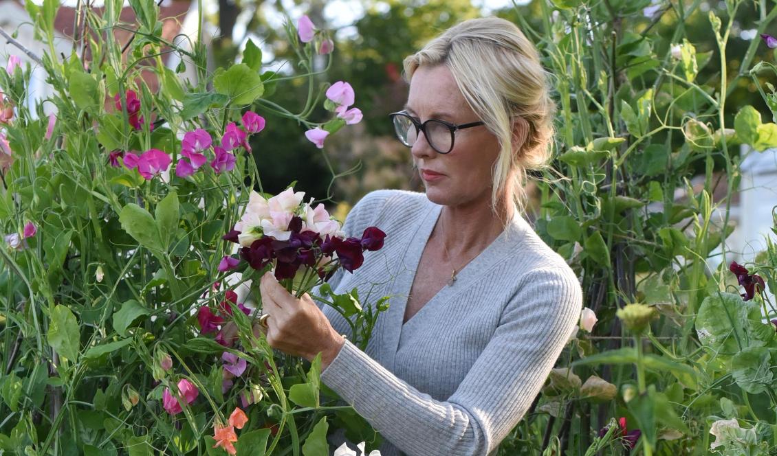 Victoria Skoglund tar gärna in snittblommor från trädgården. Foto: Privat
