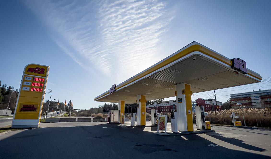 Energiskatt, koldioxidskatt och moms står för över hälften av bensinpriset och knappt hälften av dieselpriset vid pump. Foto: Sofia Drevemo