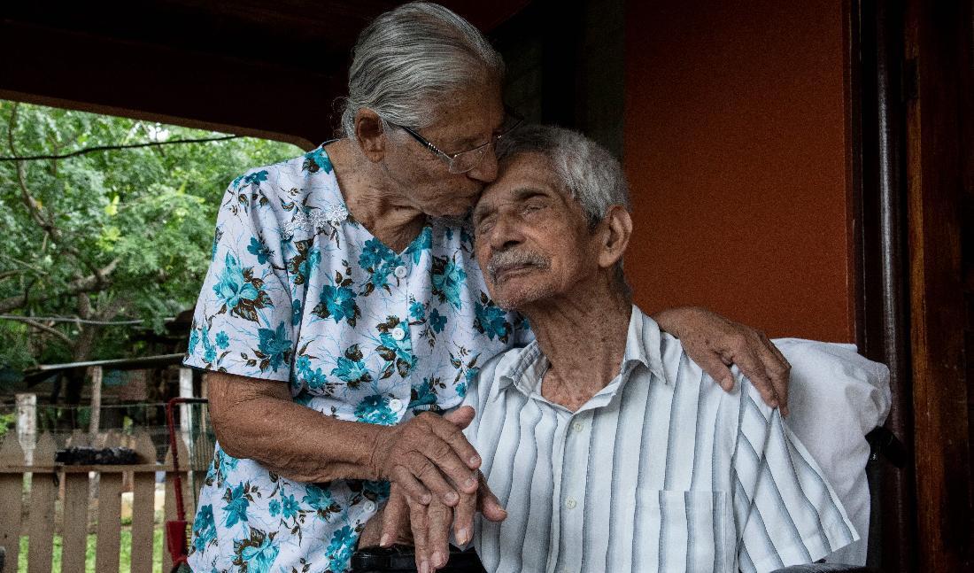 



Clementina Espinoza, 91, och Agustin Espinoza, 100, i Costa Rica bor i en av världens fem blå zoner, där livslängden är högre hos ett antal personer än vanligt. Foto: Ezequiel Becerra/AFP via Getty Images                                                                                                                                                                                