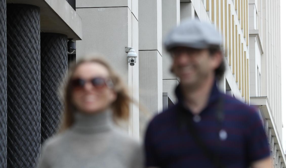 En CCTV-kamera med ansiktsigenkänningssystem vid Pancras Square nära Kings Cross Station i London. En debatt kring användningen av biometrisk teknologi i skolor har nu blossat upp i Storbritannien. Foto: Dan Kitwood/Getty Images